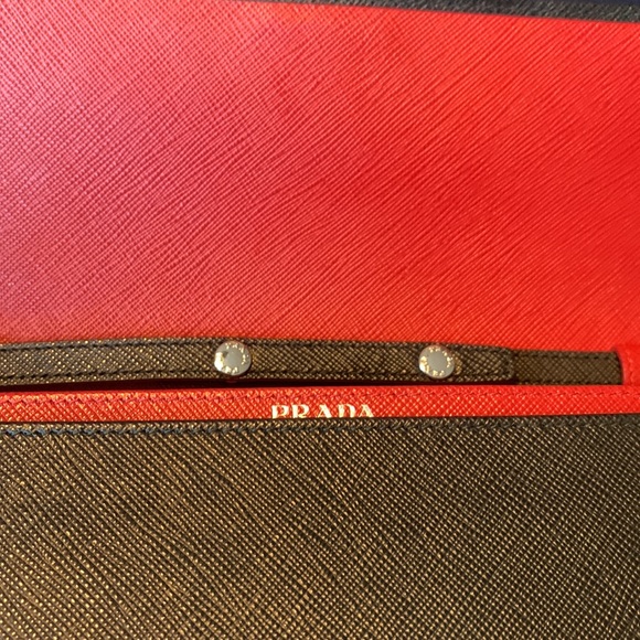 ❤️❤️SOLD❤️❤️PRADA saffiano wallet on chain crossbody/clutch bag - Picture 9 of 13